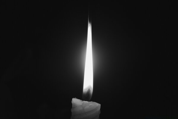 Velas de llama en blanco y negro