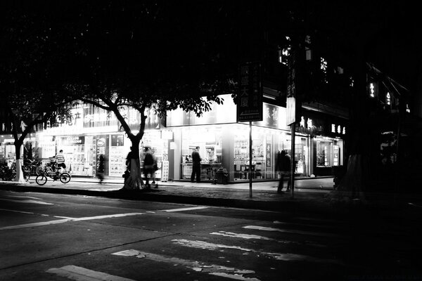 Vista preto e branco da rua e da loja