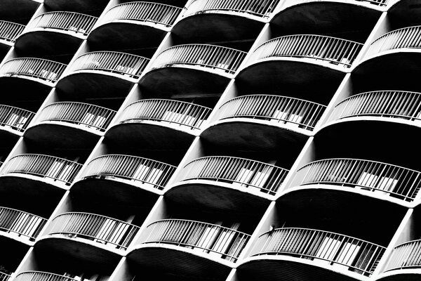 Casa de varios pisos con balcones ondulados