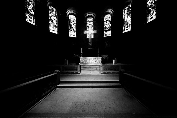 Schwarz-Weiß-Altar unter den Strahlen