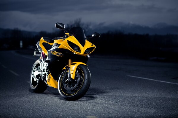 Жёлтый супербайк Yamaha на ночной дороге