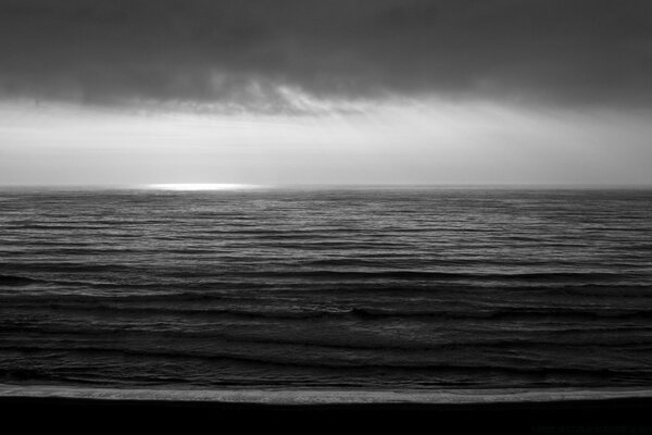 Coucher de soleil mer noir et blanc