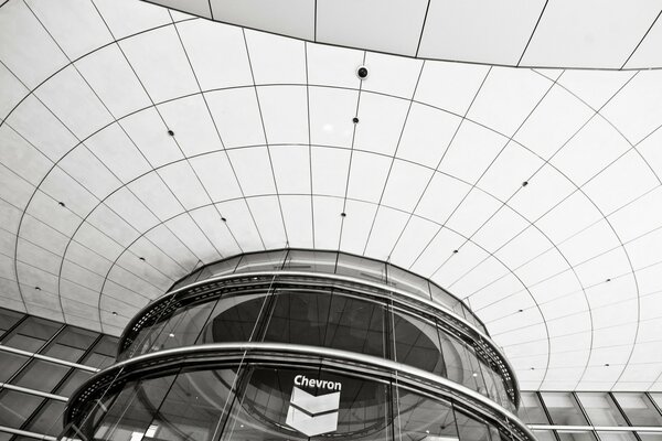 Architektura na lotnisku z elementami linii w czerni i bieli