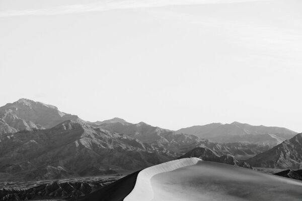 Schwarz-weiße Berge im Nebel