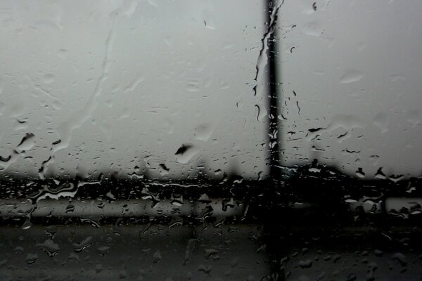 Gotas de lluvia caen sobre el vidrio