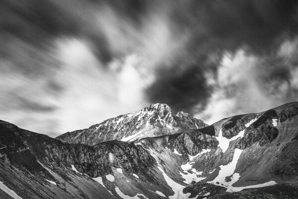 Paysage de montagne noir et blanc dans la neige