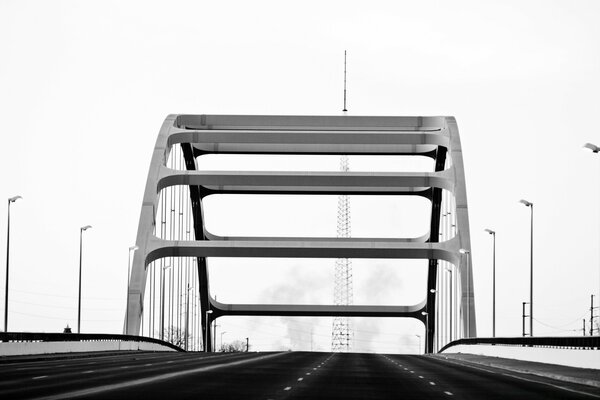 Bogen über der Autobrücke mit Laternen