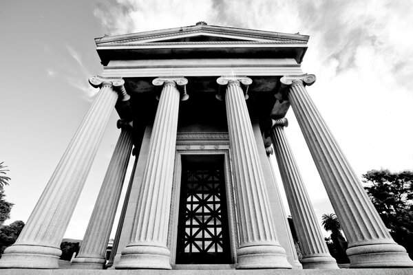 Bâtiment noir et blanc avec des colonnes