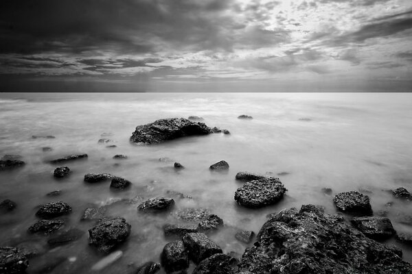 La brisa del mar, las piedras. Océano