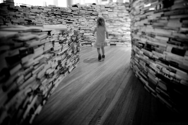 Девочка идет по черно-белому лабиринту