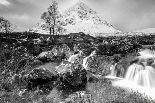 Paisaje de agua en las montañas en blanco y negro