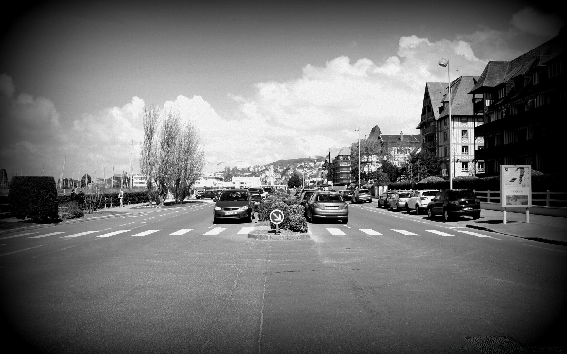 noir et blanc rue monochrome voiture route ville voiture système de transport voyage urbain lumière trafic maison architecture