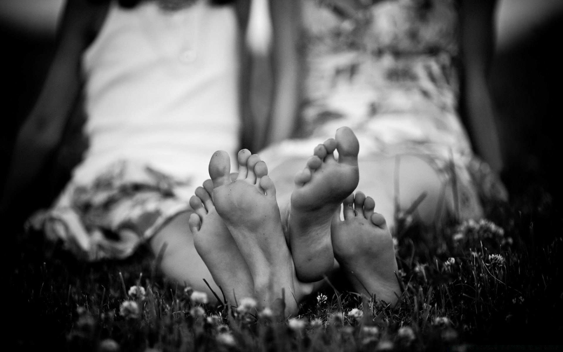 noir et blanc monochrome enfant enfant amour une fille garçon à l extérieur deux nu femme portrait adulte mariage flou herbe homme nature