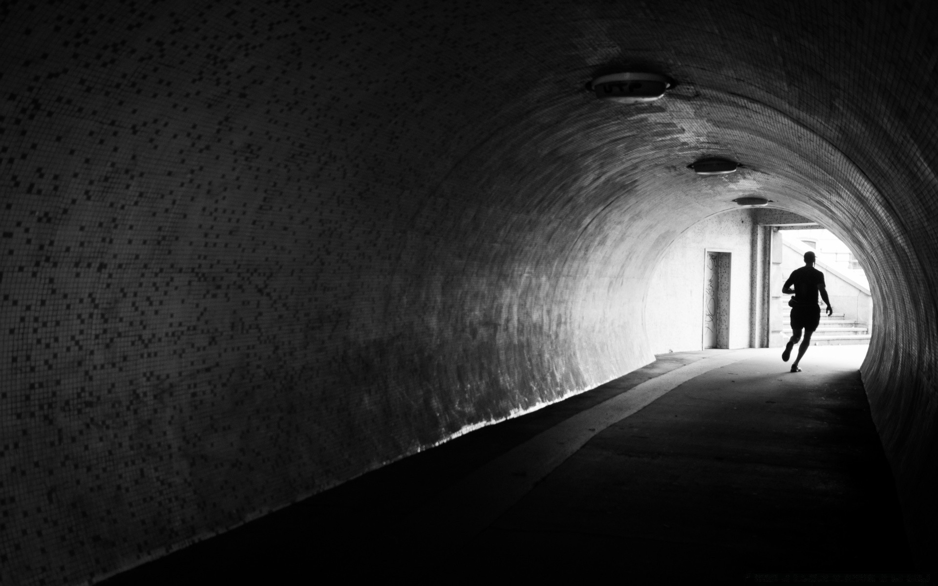 schwarz und weiß tunnel licht einfarbig kork schatten dunkel straße kunst