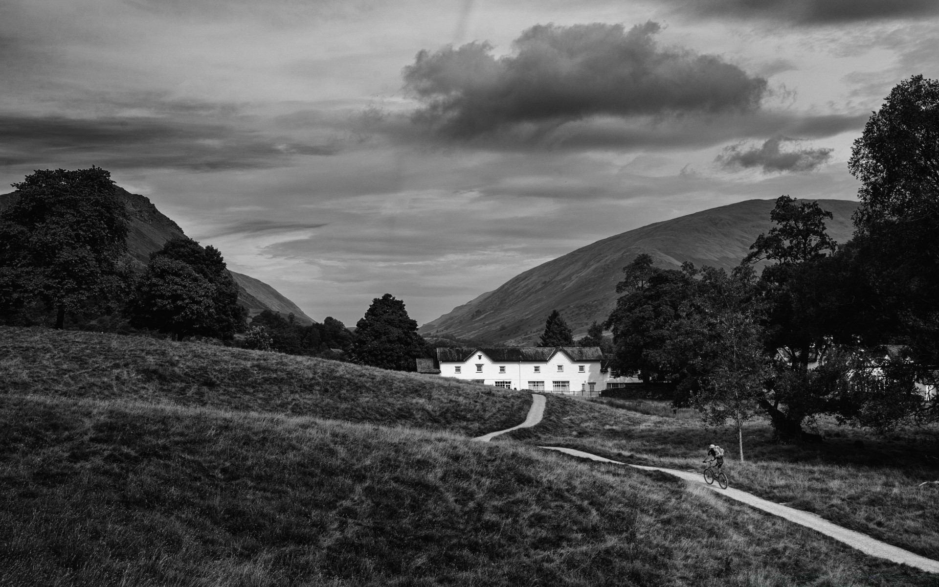 noir et blanc paysage ciel voyage arbre nature monochrome route montagnes à l extérieur colline herbe coucher de soleil scénique nuage