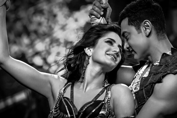 Retrato en blanco y negro de una mujer y un hombre a la música