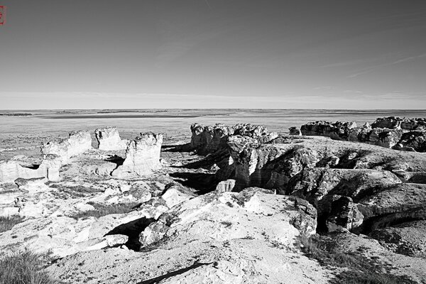 Paesaggio in bianco e nero della riva rocciosa del mare