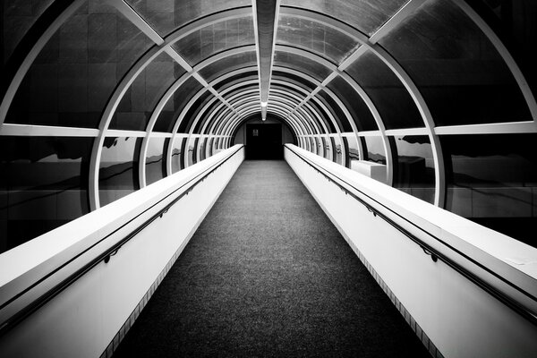 Image Monochrome d un tunnel d aéroport