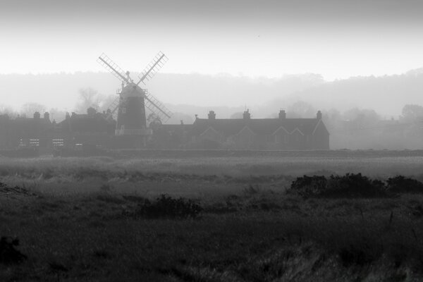 Landschaftsmühle im Nebel am Abend