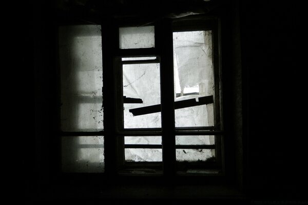 Ventana rota de una casa abandonada