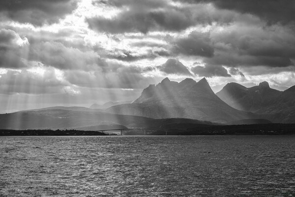 Die Sonnenstrahlen brechen durch die Wolken