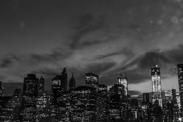 Ciudad nocturna en blanco y negro