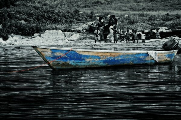 Barco sobre fondo blanco y negro