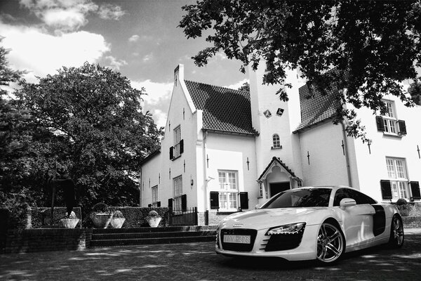 Foto en blanco y negro de un coche en la calle