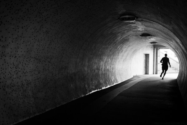 Un homme qui sort d un tunnel sombre