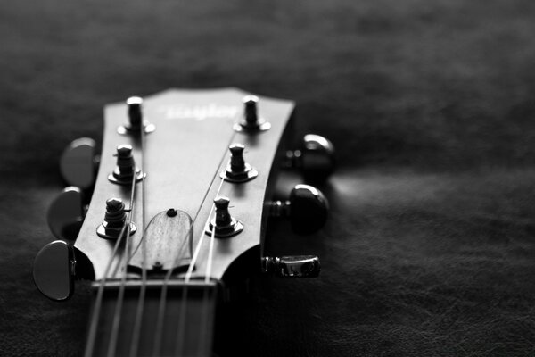 Tastiera in bianco e nero-dolore alla chitarra