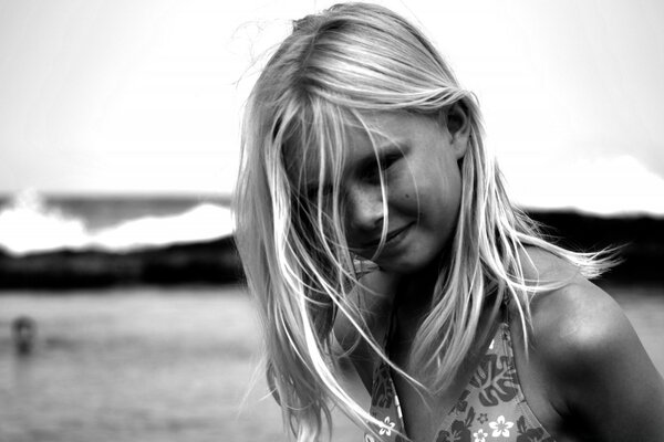 Mädchen mit blonden Haaren am Strand