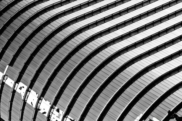 Architettura monocromatica moderna nella curva delle travi