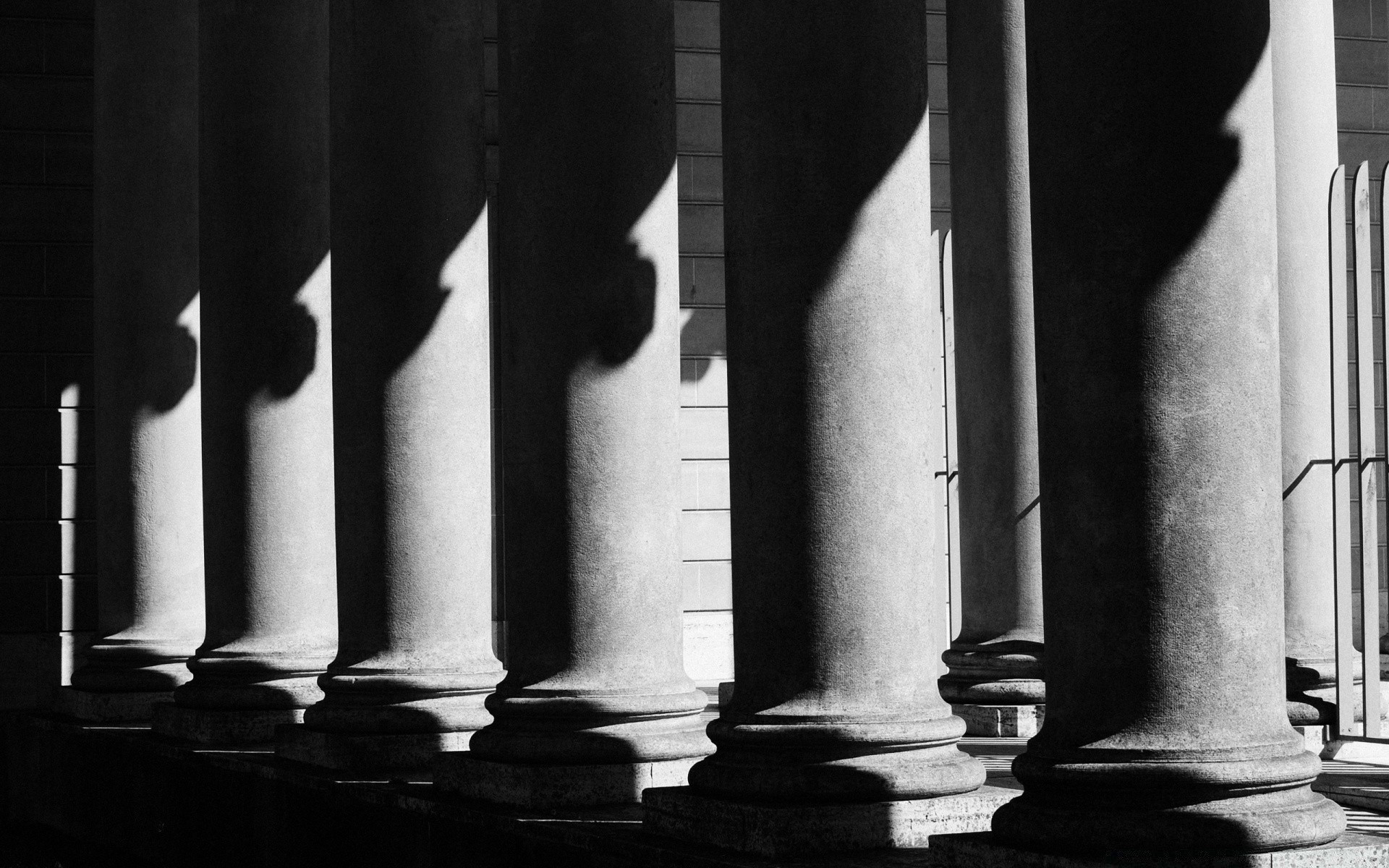 blanco y negro monocromo altavoces soporte torre arquitectura sombra luz interior arte