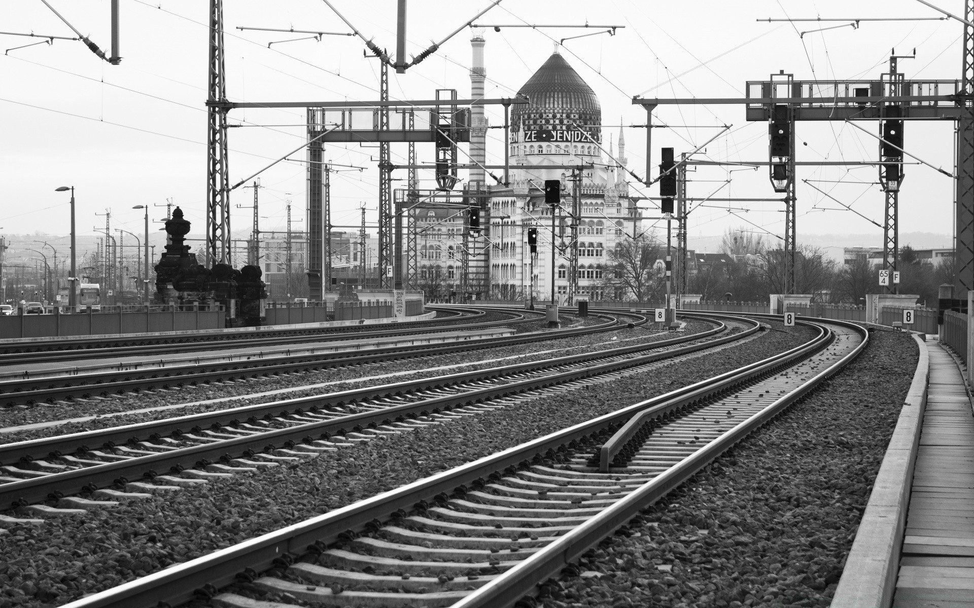 schwarz /weiß eisenbahn zug transportsystem station auto stahl motor industrie wagen reisen transport linie straße eisen plattform verkehr