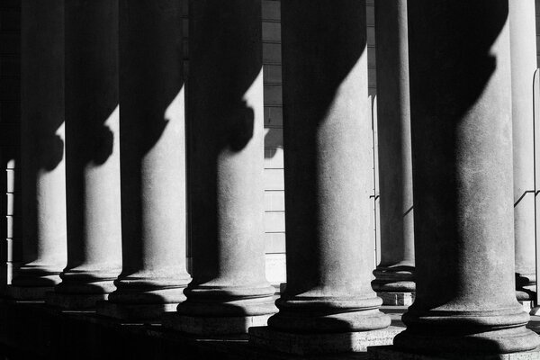 A la sombra de las columnas masivas de la torre