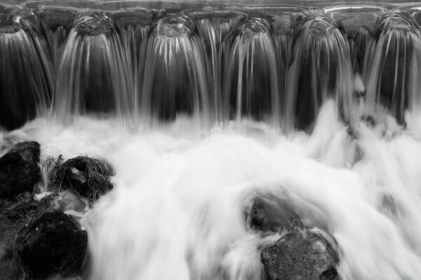 Wasserfall und Nebel in Schwarz und Weiß