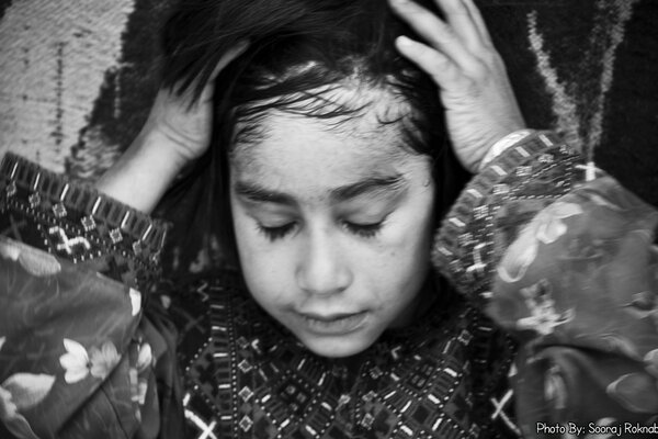 Retrato en blanco y negro de una niña