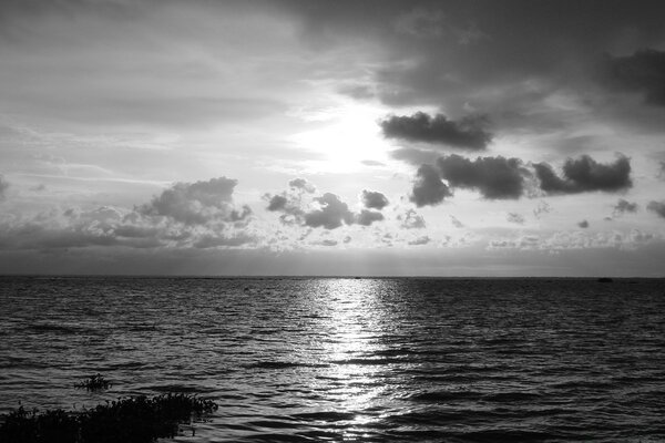 El mar monocromático como siempre es hermoso en el fondo de las nubes