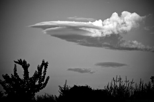 Schwarz-Weiß-monochromer Himmel bei Sonnenuntergang