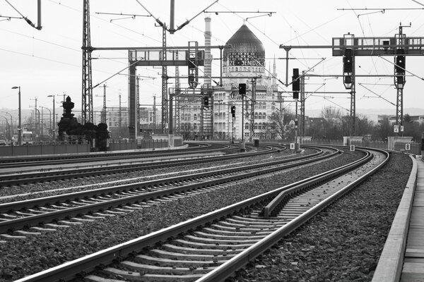 Vías de hierro en blanco y negro, no hay trenes