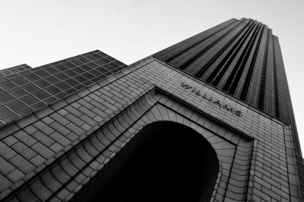 Imagen en blanco y negro de un edificio arquitectónico