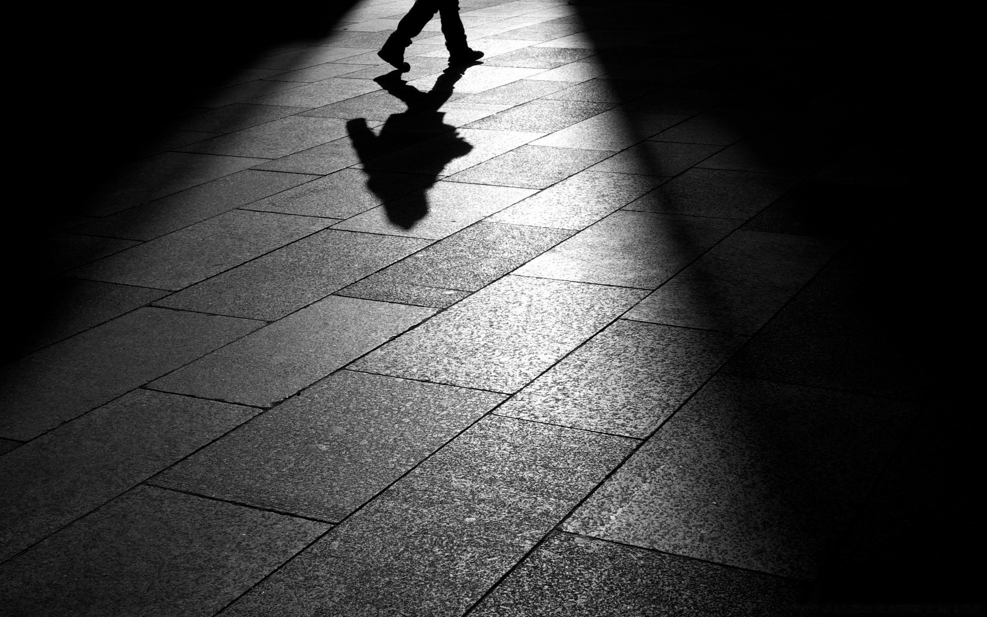 schwarz und weiß einfarbig straße schatten bürgersteig dunkel boden stadt person unschärfe bewegung ein erwachsener platz wand urban abstrakt