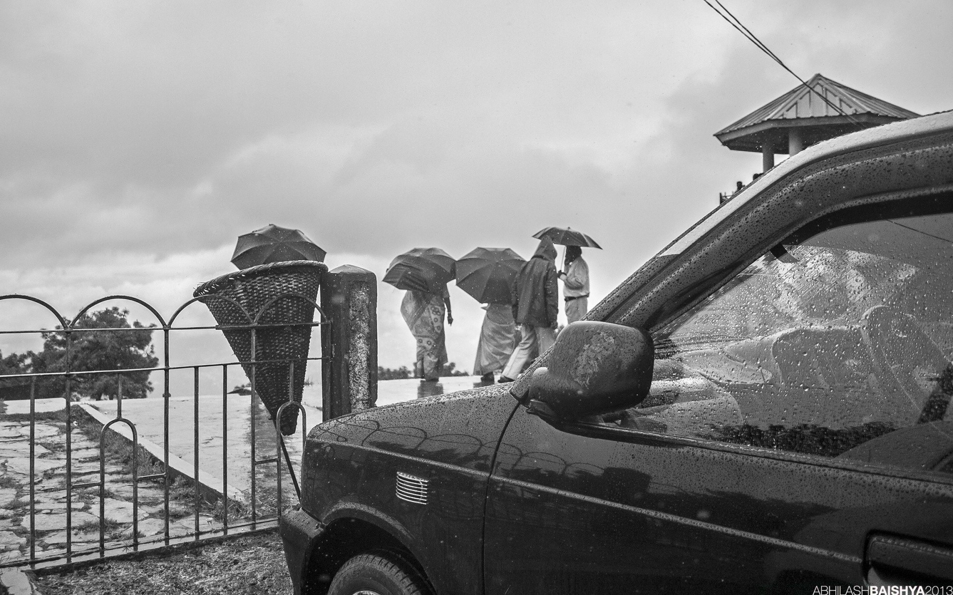 blanco y negro coche uno sistema de transporte cielo adulto viajes guerras coche dos persona calle