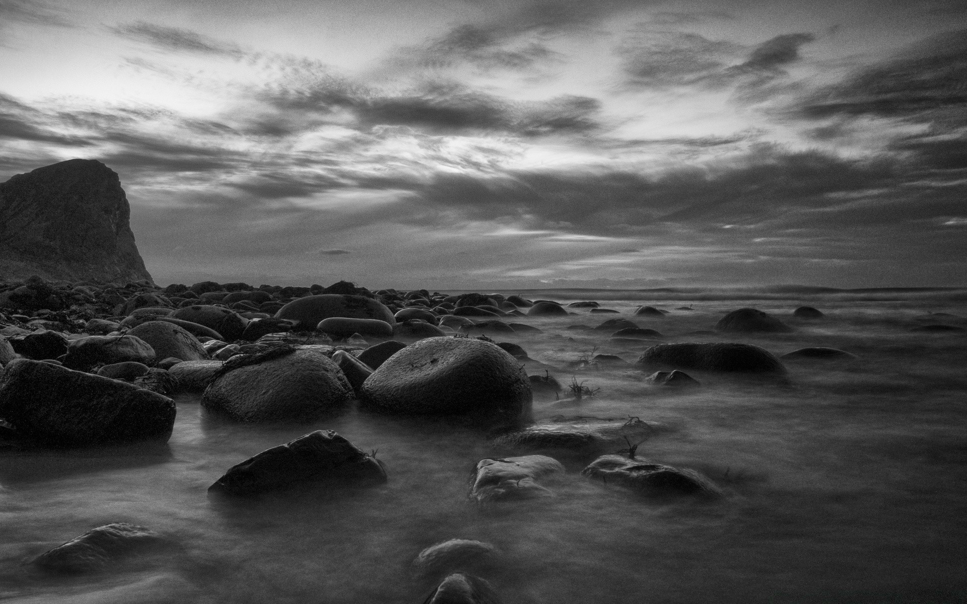 czarno-biały plaża woda zachód słońca ocean morze burza krajobraz monochromatyczny morze krajobraz wieczorem świt surf dramatyczny rock zmierzch niebo piasek