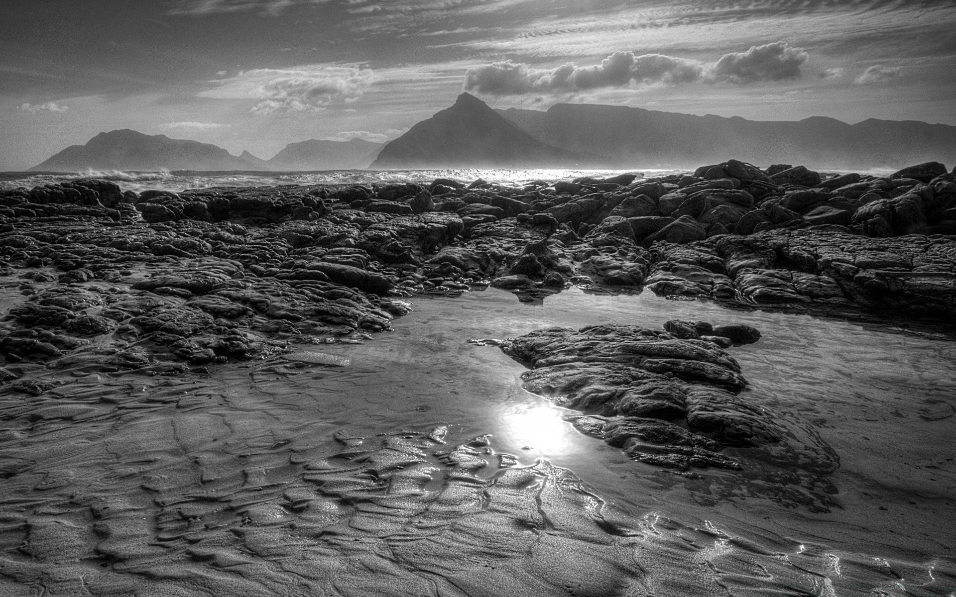 czarno-biały plaża morze woda ocean zachód słońca krajobraz morze krajobraz świt natura niebo monochromatyczny słońce surf piasek podróż wieczór rock