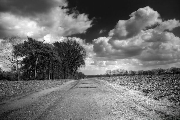 Route vers nulle part en noir et blanc