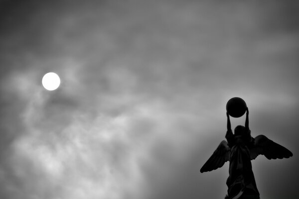 Cielo blanco y negro, Luna, ángel