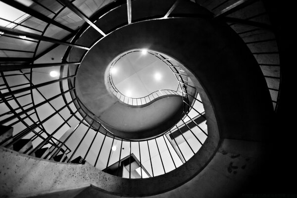 Schwarze und weiße Treppe in der Architektur