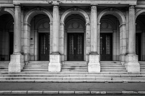 Edificio con quattro colonne e archi