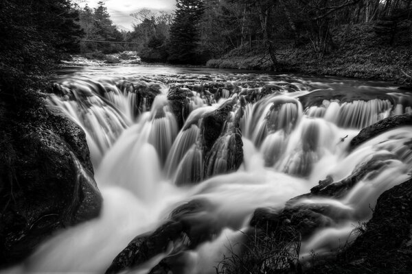 Cascade en image noir et blanc